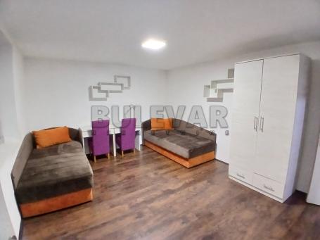 Izdaje se nameštena soba sa sopstvenim kupatilom, 20m2, grejanje na struju