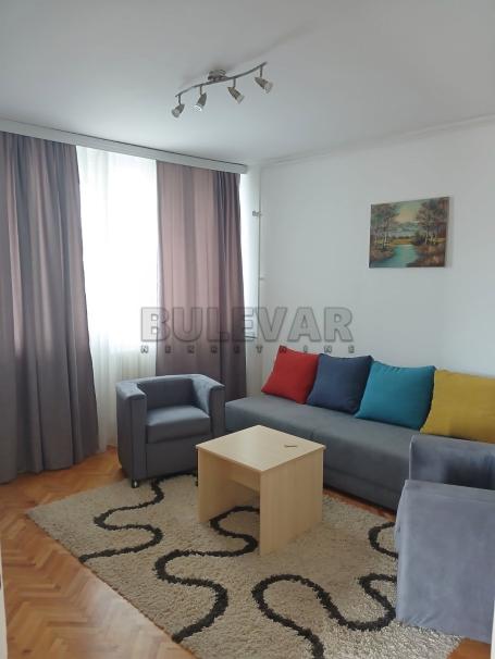 Izdaje se odličan stan na Bulevaru Nemanjića, kod Delta Planeta, 40m2