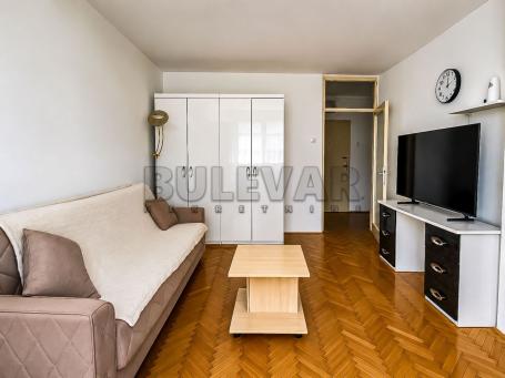 Izdaje se dvosoban stan na Bulevaru Nemanjića, 56m2