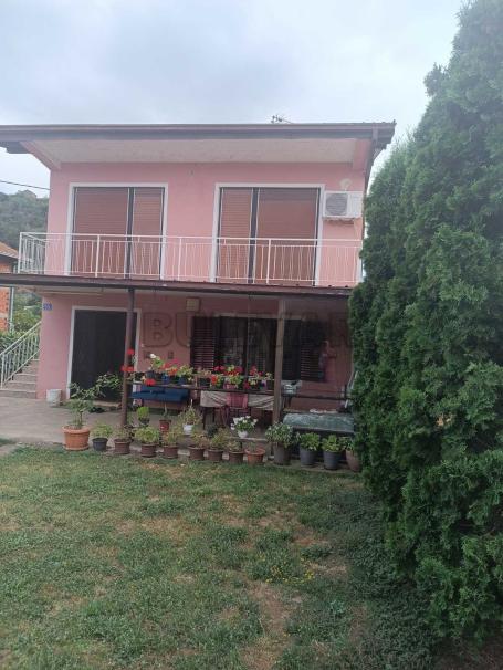 Porodična kuća 159 m2 sa velikim dvorištem, Orljane