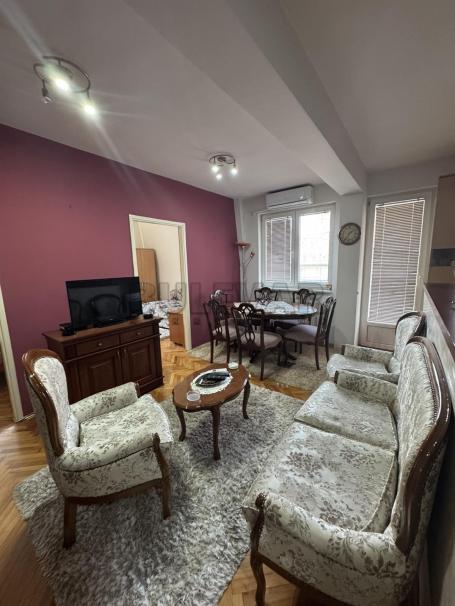 Izdaje se dvoiposoban stan u blizini Palilulske pijace, 50m2