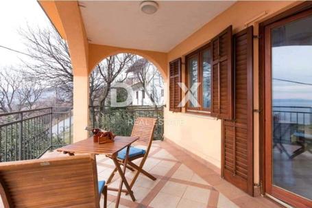 NOVI VINODOLSKI, KLENOVICA -  Kuća s apartmanima i pogledom na more