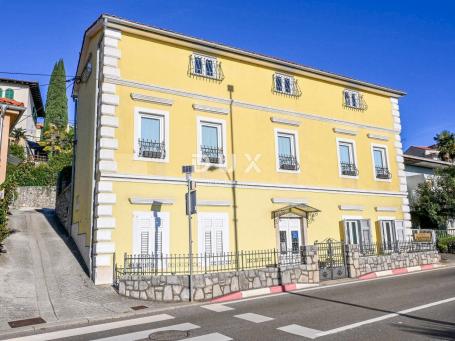 OPATIJA, CENTAR - samostojeća kuća u centru Opatije s parkingom i pogledom, 500m od mora