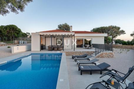 OTOK PAG, LUN  - Luksuzna villa s uhodanim poslom