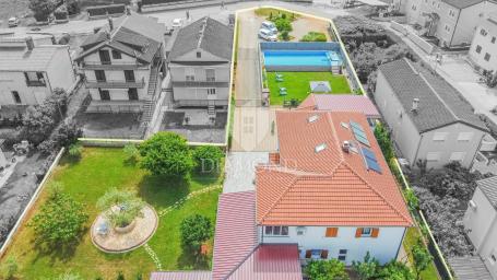 Umag, Haus mit schönem Garten und Pool!