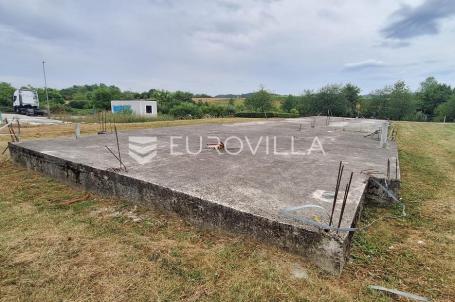 Karlovac, Švarča, građevinsko zemljište 2000 m², pogodno za gradnju velike stambene zgrade