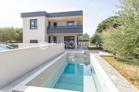 Medulin, kvalitetna i moderna duplex kuća A, s grijanim bazenom 30 m² i garažom, 146 m²