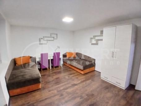 Izdaje se nameštena soba sa sopstvenim kupatilom, 20m2, grejanje na struju