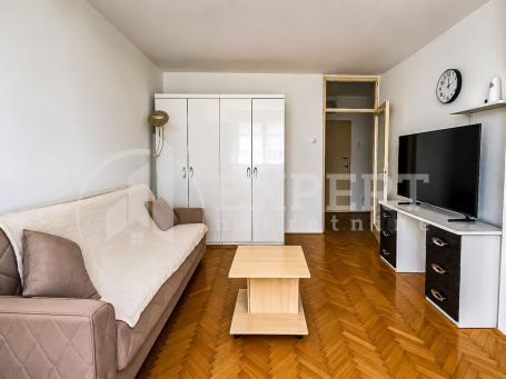 Izdaje se dvosoban stan na Bulevaru Nemanjića, 56m2