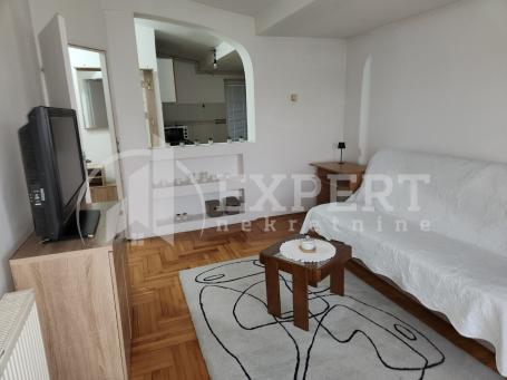 Izdaje se jednoiposoban stan u  strogom centru Niša, 40m2!