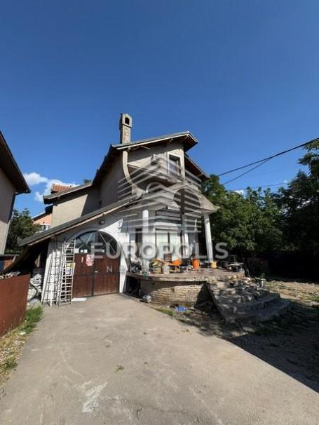 Na prodaju prostrana kuća sa placem od 10,87 ari ID#9805