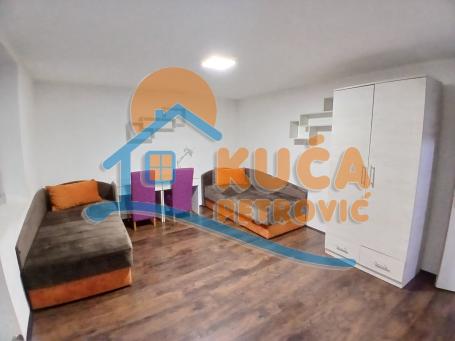 Izdaje se nameštena soba sa sopstvenim kupatilom, 20m2, grejanje na struju