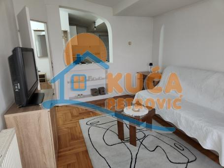Izdaje se jednoiposoban stan u  strogom centru Niša, 40m2!