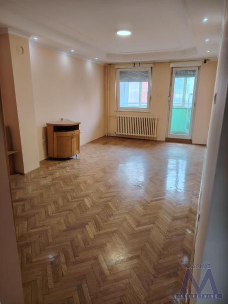 Novi Sad, na odličnoj lokaciji u ulici Novosadskog sajma prodaje se trosoban duplex stan od 71m2. Uk