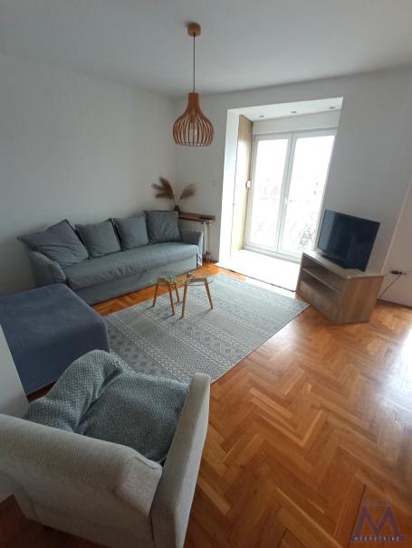 Novi Sad, prodaje se odmah useljiv jednosoban stan od 34m2, novija zgrada, uknjižen. 

Nalazi se na 