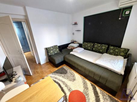 Novi Sad - Grbavica - centralni deo - prodaje se odličan jednosoban stan od 25m2 + 6m2 terase, visok