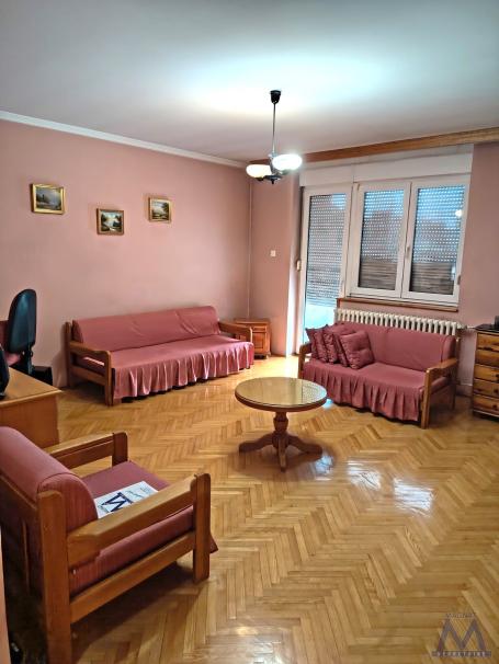Novi Sad, u neposrednoj blizini Keja i Dunava, a nedaleko od Riblje pijace i strogog Centra grada pr