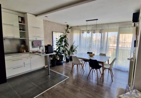Novi Sad, Liman 3. TROSOBAN - KOMPLETNO RENOVIRAN - NAMEŠTEN. Prodaje se trosoban porodičan stan na 