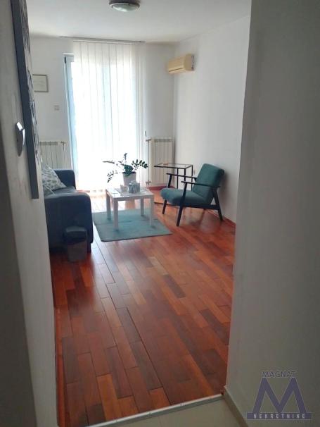 Novi Sad, Bulevar oslobođenja, 28m2, odlično iskorišćen prostor, ulazno predsoblje soba, odvojena ku