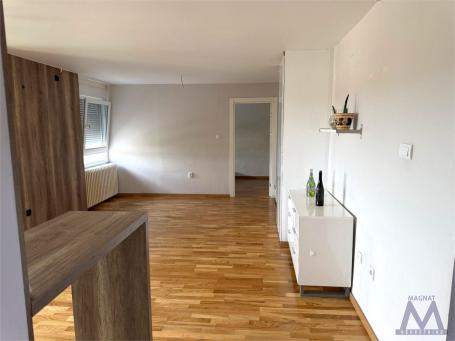 Novi Sad - Novo naselje, odmah useljiv dvoiposoban stan od 61m2, uknjižen. 
Nalazi se u kvalitetnoj 