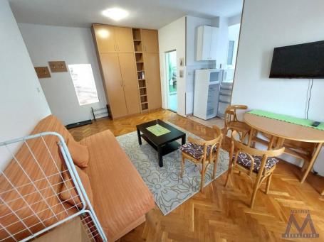 Novi Sad, blizina Bulevara, na prodaju kompletno namešten jednoiposoban stan od 36m2, uknjižen 1/1. 