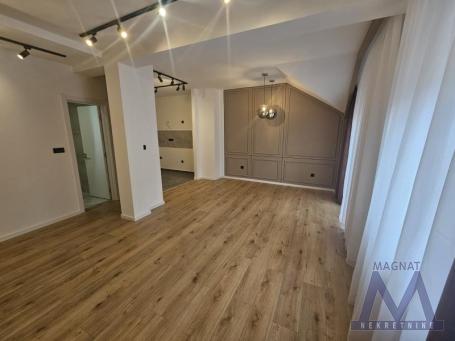 Novi Sad, trosoban stan u odličnom stanju na fantastičnoj lokaciji uz sam Bulevar oslobođenja nedale