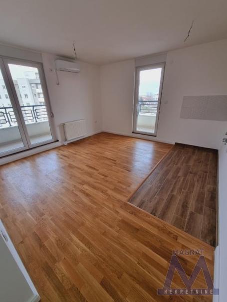 Novi Sad, na Bulevaru patrijarha Pavla na prodaju noviji, uknjižen trosoban stan od 63m2. . 
Dvostra