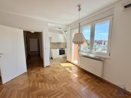 Novi Sad, Centar - ulica Stevana Sremca. EKSKLUZIVNA PRODAJA - USELJIV RENOVIRAN DVOIPOSOBAN STAN U 