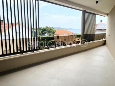 Trosoban apartman par koraka od plaže, Vodice
