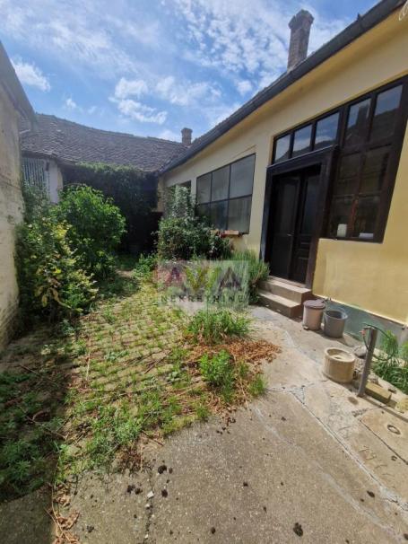 Stanišić – Prostrana porodična kuća 318m² na placu od 1.102m², izlaz na dve ulice