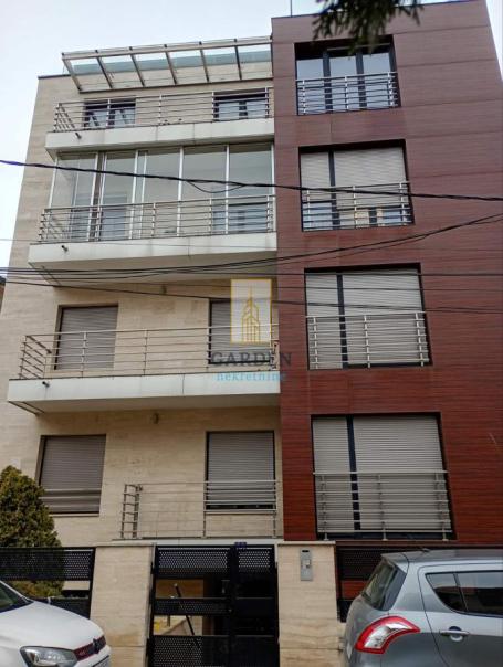 Odličan 3.0 stan sa dvorištem 140m2 i garažom na Autokomadi