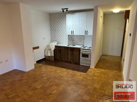 NOVO NASELJE, 27m2+2m2, Garsonjera, Useljiva