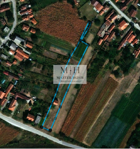 PRODAJA PLACA 35.62 ARI UZ GLAVNI PUT – IDEALNO ZA HALU