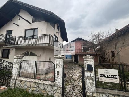 RETKA PRILIKA – TRI KUĆE U JEDNOM DVORIŠTU! IDEALNO ZA VELIKE PORODICE ILI INVESTICIJU