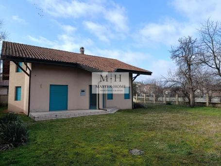 KUĆA U CENTRU ĆUPRIJE NA 8 ARI PLACA – MIRNA LOKACIJA PORED REKE