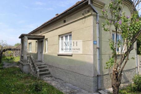KUĆA NA DVA PLACA SA IZLAZOM NA DVE ULICE + POMOĆNI OBJEKAT