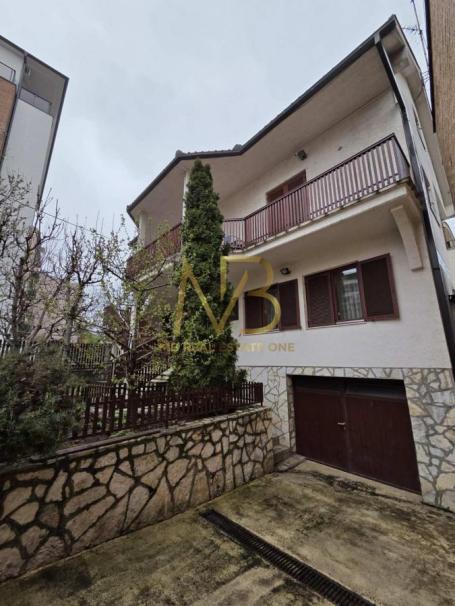 Kuća 3 stana  i garaža +2.5 ara placa !