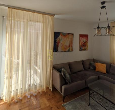 Prodaja- trosoban stan na Starom Aerodromu 80m2