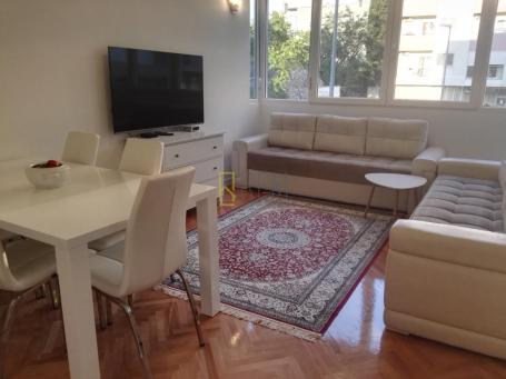 Prodajemo-renoviran stan 65m2 u strogom centru grada