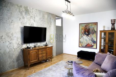 Prodajemo- trosoban stan 120 m2 na Tuškom putu