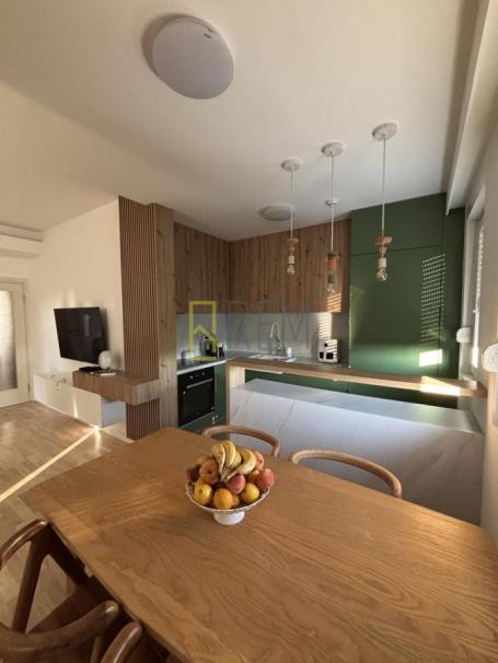 Prodajemo- luksuzno opremljen dvosoban stan površine 67m², preko puta CKZ Ribnica