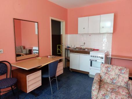 Prodajemo- poslovno/stambeno 50m2 na Pobrezju