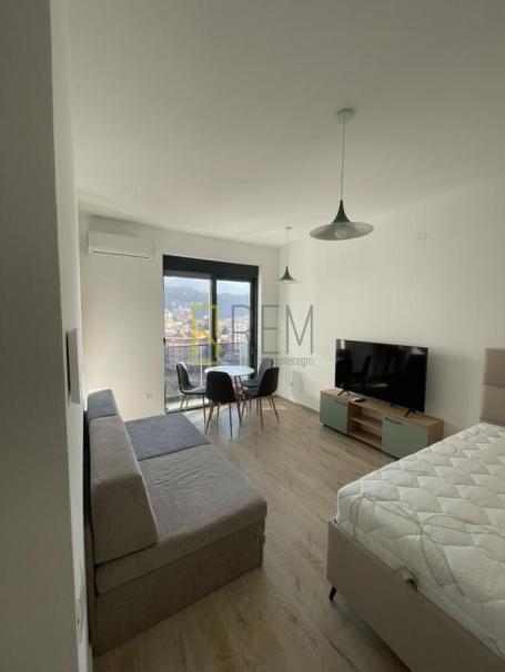 Prodajemo- kompletno namještena garsonjera 26m2 u Becicima
