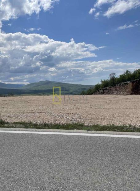 Prodaja - Urbanizovano zemljiste uz magistralni put Nikšić
