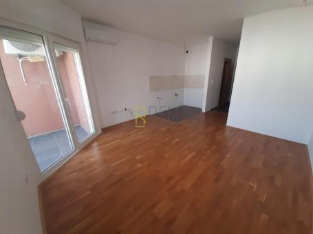 Prodaja- dvosoban, neuseljavan stan , povrsine 58m2 na Starom Aerodromu