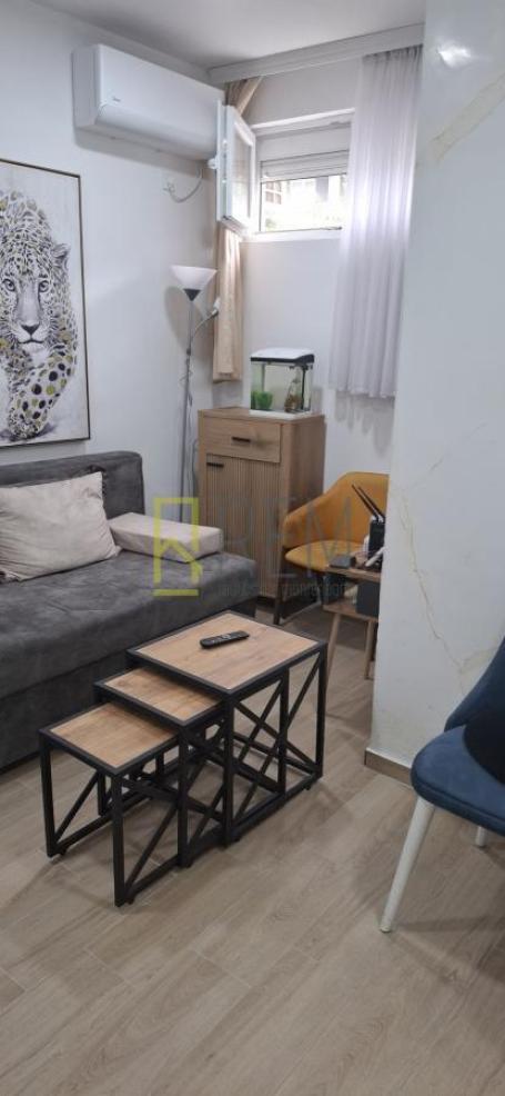 Prodajemo- namjestenu garsonjera povrsine 22m2, Zabjelo