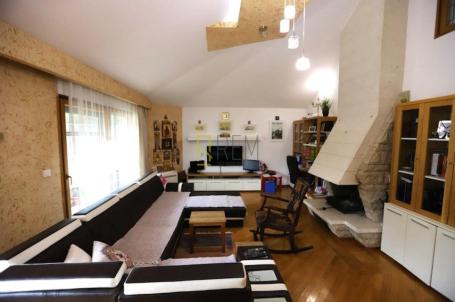 Prodajemo - kompletno namješten trosoban stan, površine 136 m2, u Centru grada u Podgorici