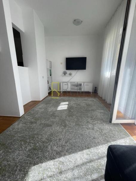 Prodaja- dvosoban namješten stan od 65 m2 (+ dvoriste od 76m2), na Starom Aerodromu