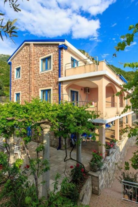 PRODAJA – KUĆA S POGLEDOM NA MORE – SVETI STEFAN, BUDVA