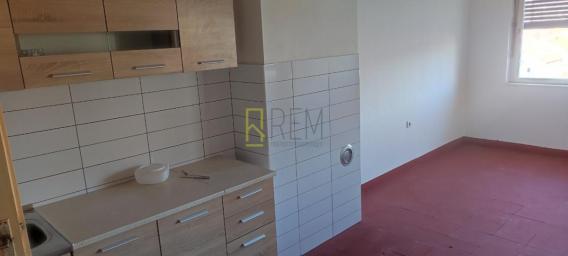 Na prodaju – Komforan dvoiposoban stan u kvalitetnoj starogradnji – Nikšić, centar